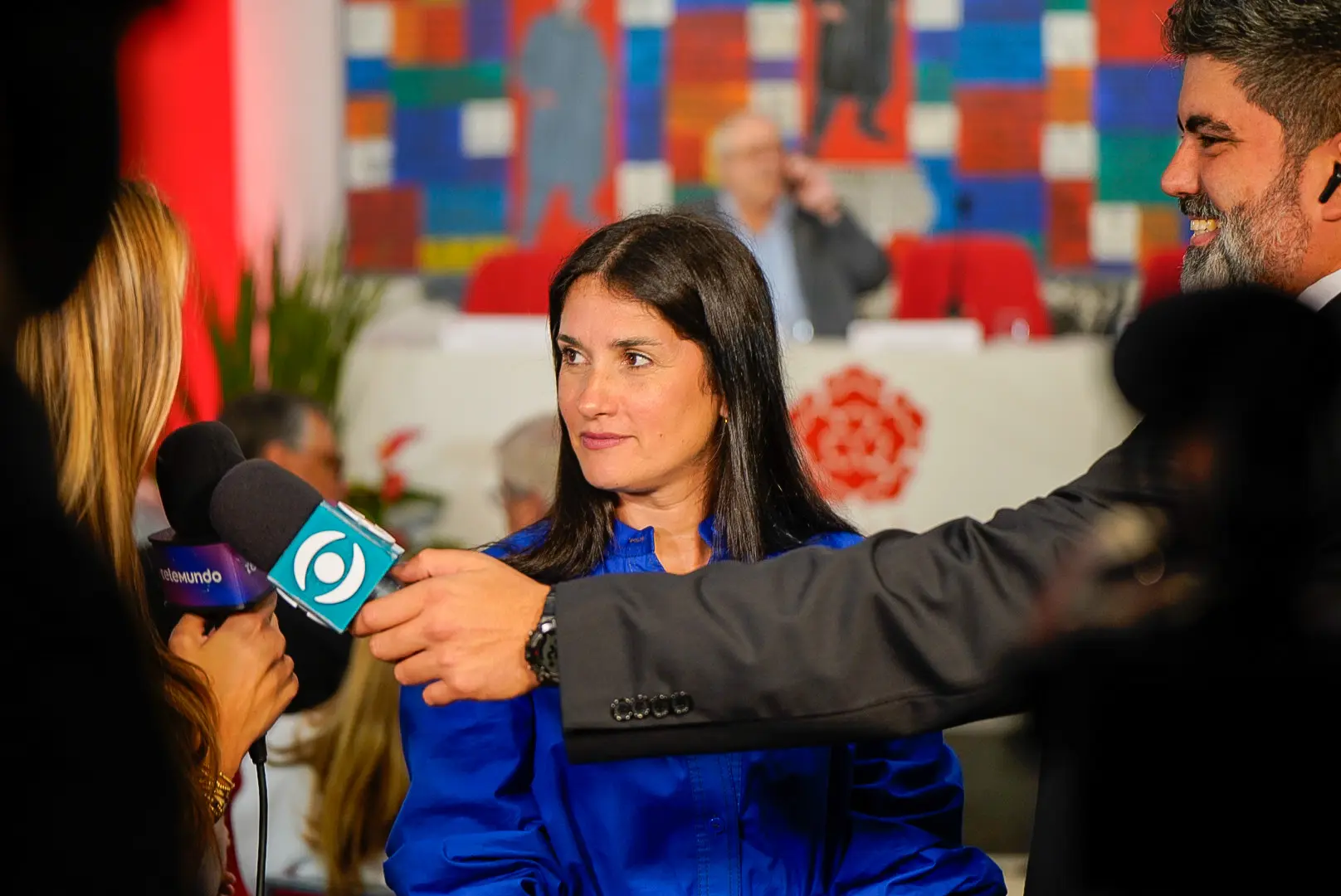 Vicky Cáceres hablando en los medios de Montevideo