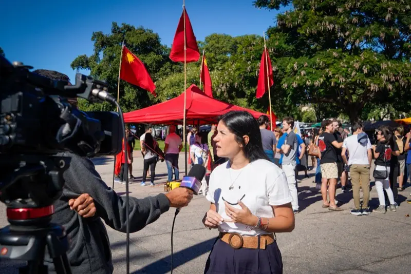 Vicky Cáceres hablando con los medios en un evento del partido Colorado