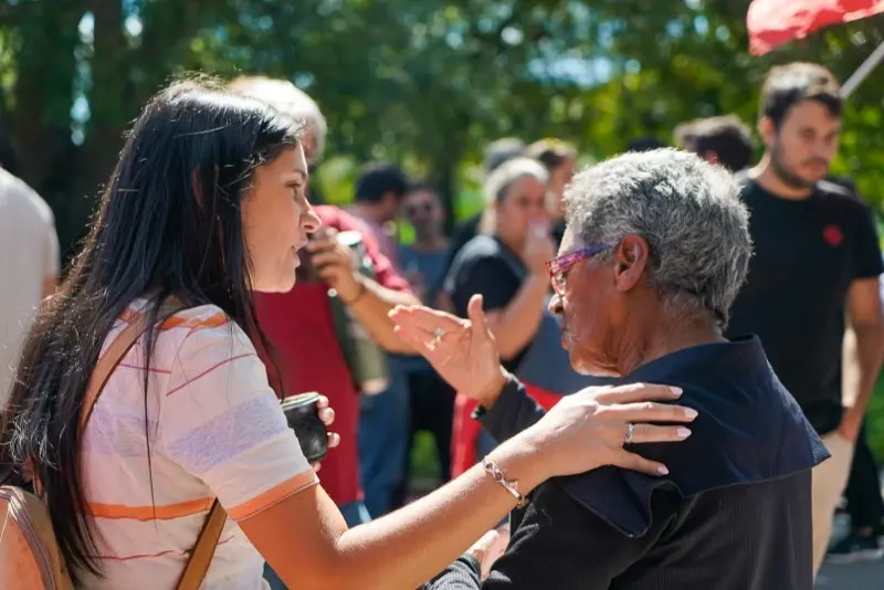 Vicky Cáceres hablando con ciudadanos de Montevideo